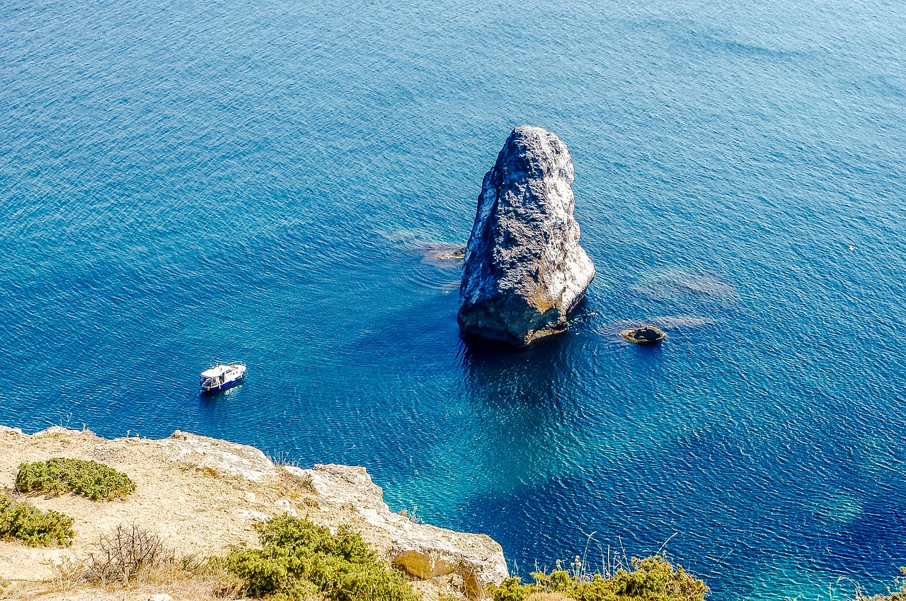 Крым где можно. Ифигения скала в Крыму. Остров Фиолент в Крыму. Крым в июне. Острова рядом с Крымом.