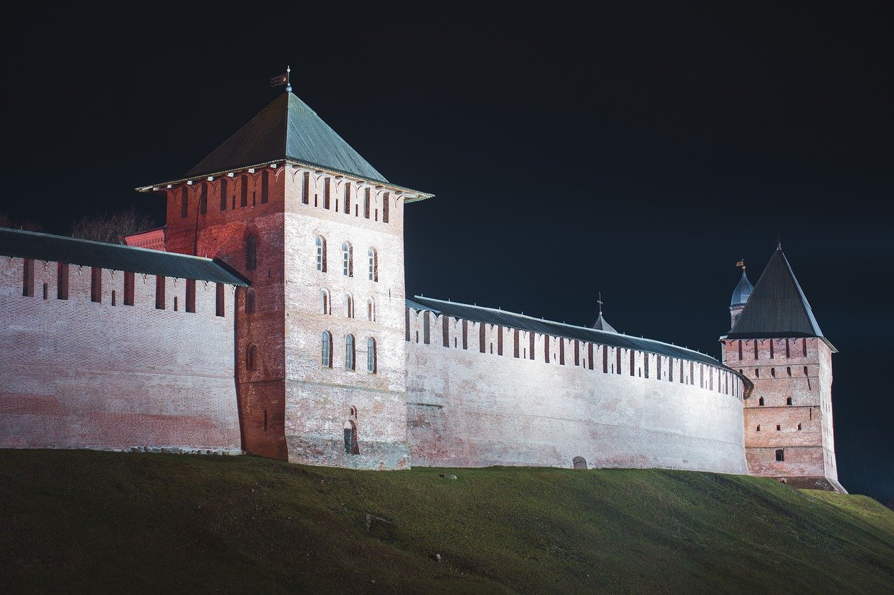 Ласточкин хвост Великий Новгород Кремль. Белый Кремль в Великом Новгороде. Стены Кремля Великого Новгорода. Летний Кремль Великий Новгород.